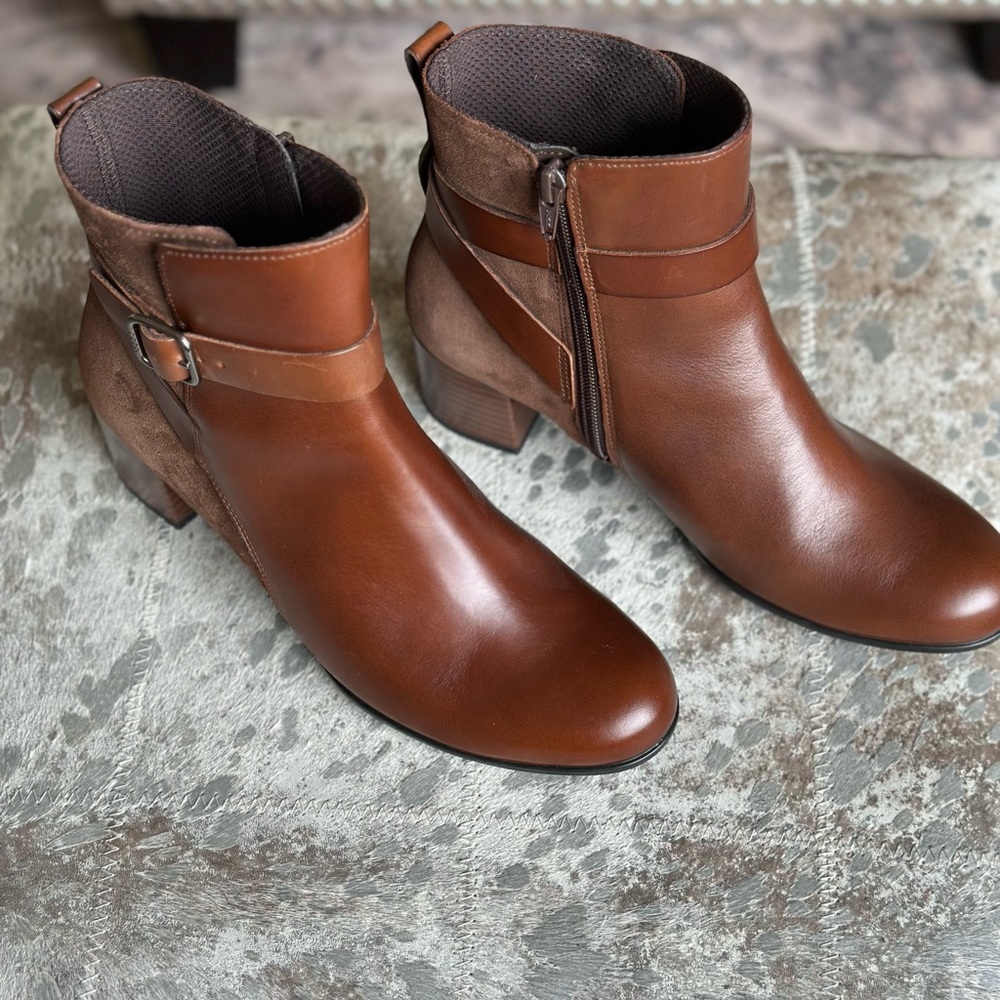 Women’s ECCO boots.